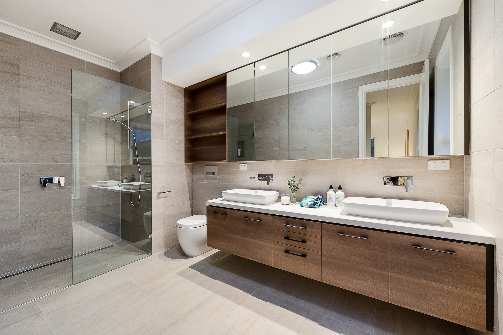 Badkamerrenovatie voorbeelden met diverse stijlen en moderne afwerking - Klaassen Installaties